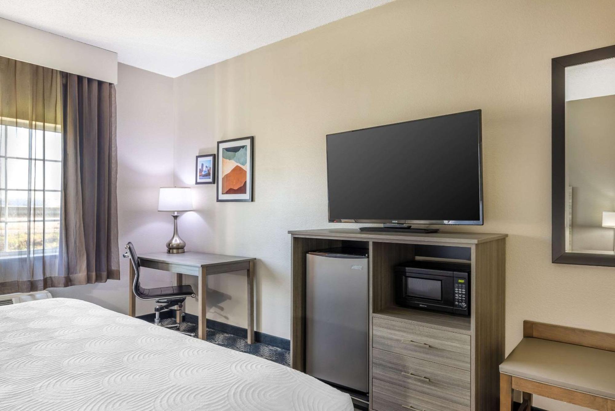 Country & By Radisson Bolingbrook, I-55